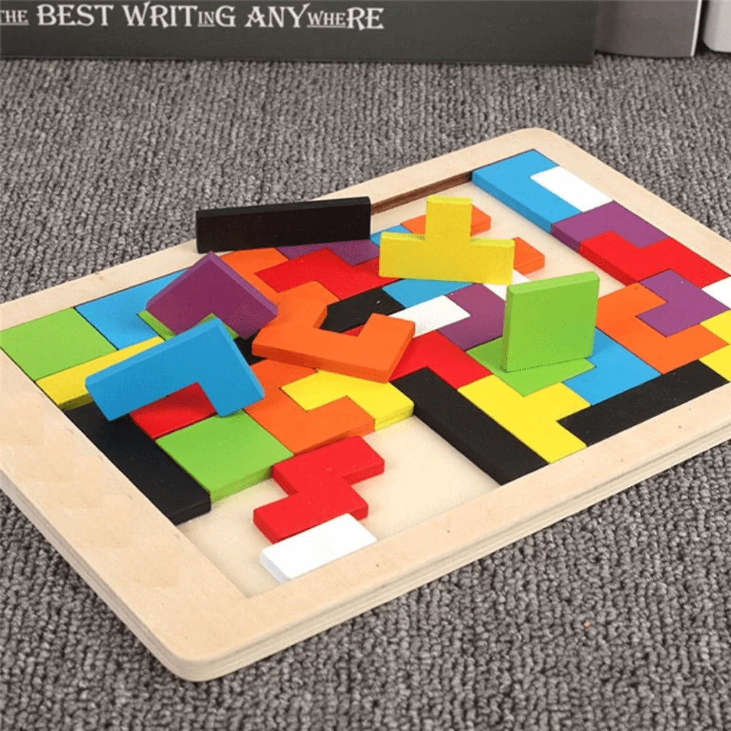 Bunte hölzerne Tetris-Spielzeuge